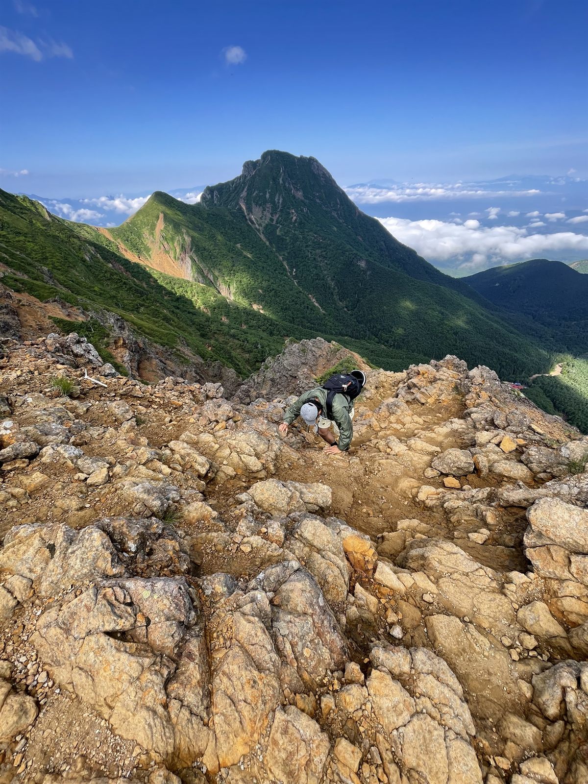 稜線の岩場から見上げる赤岳の主峰