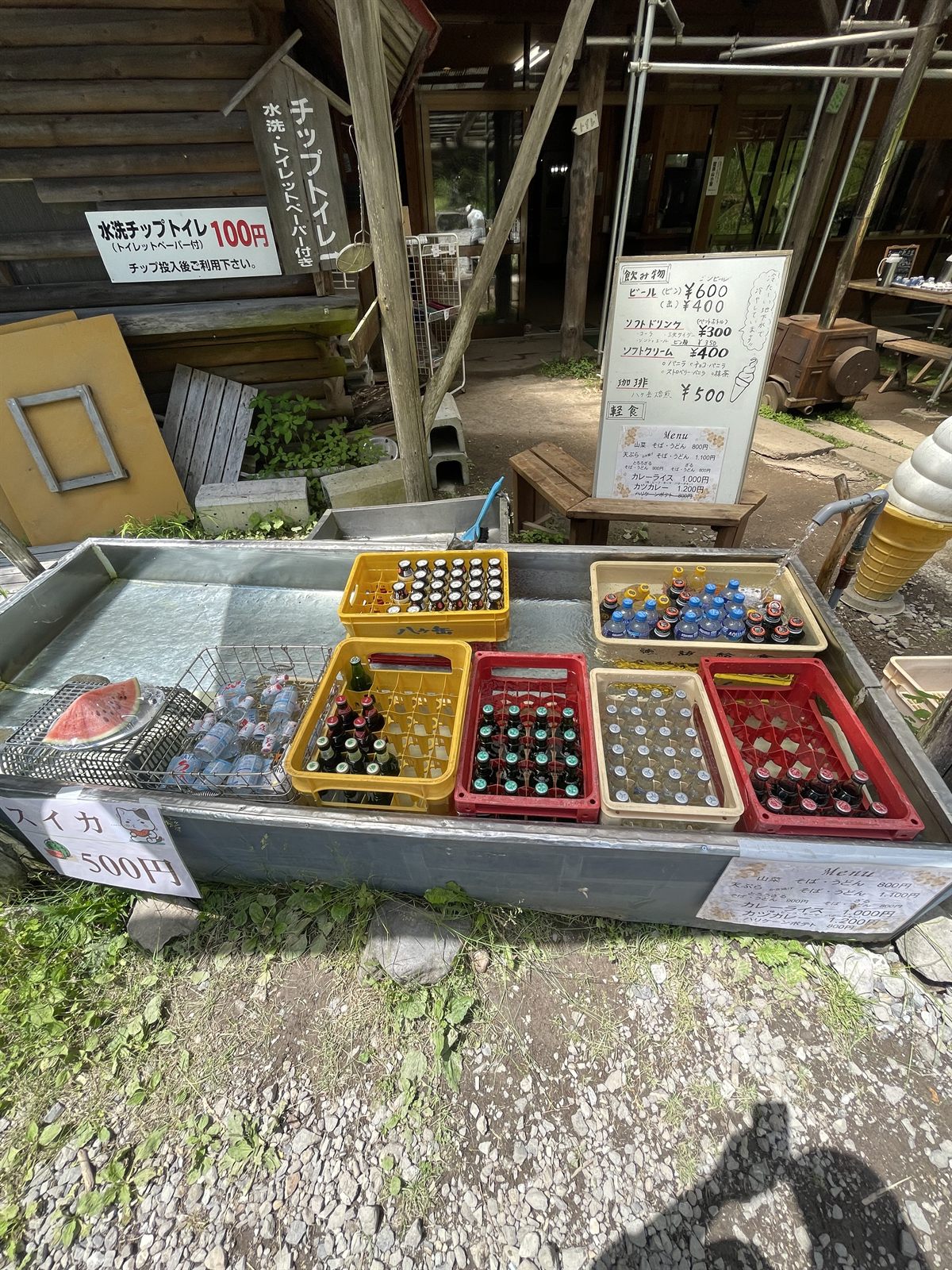 下山路の沢沿いを歩く