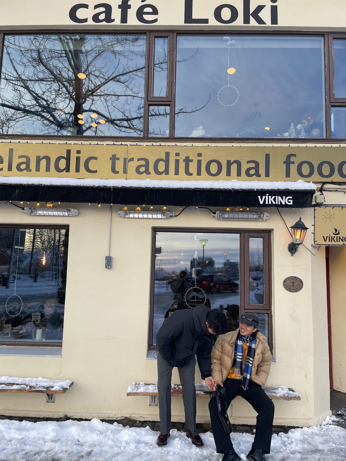 cafe Loki の外観に立つ