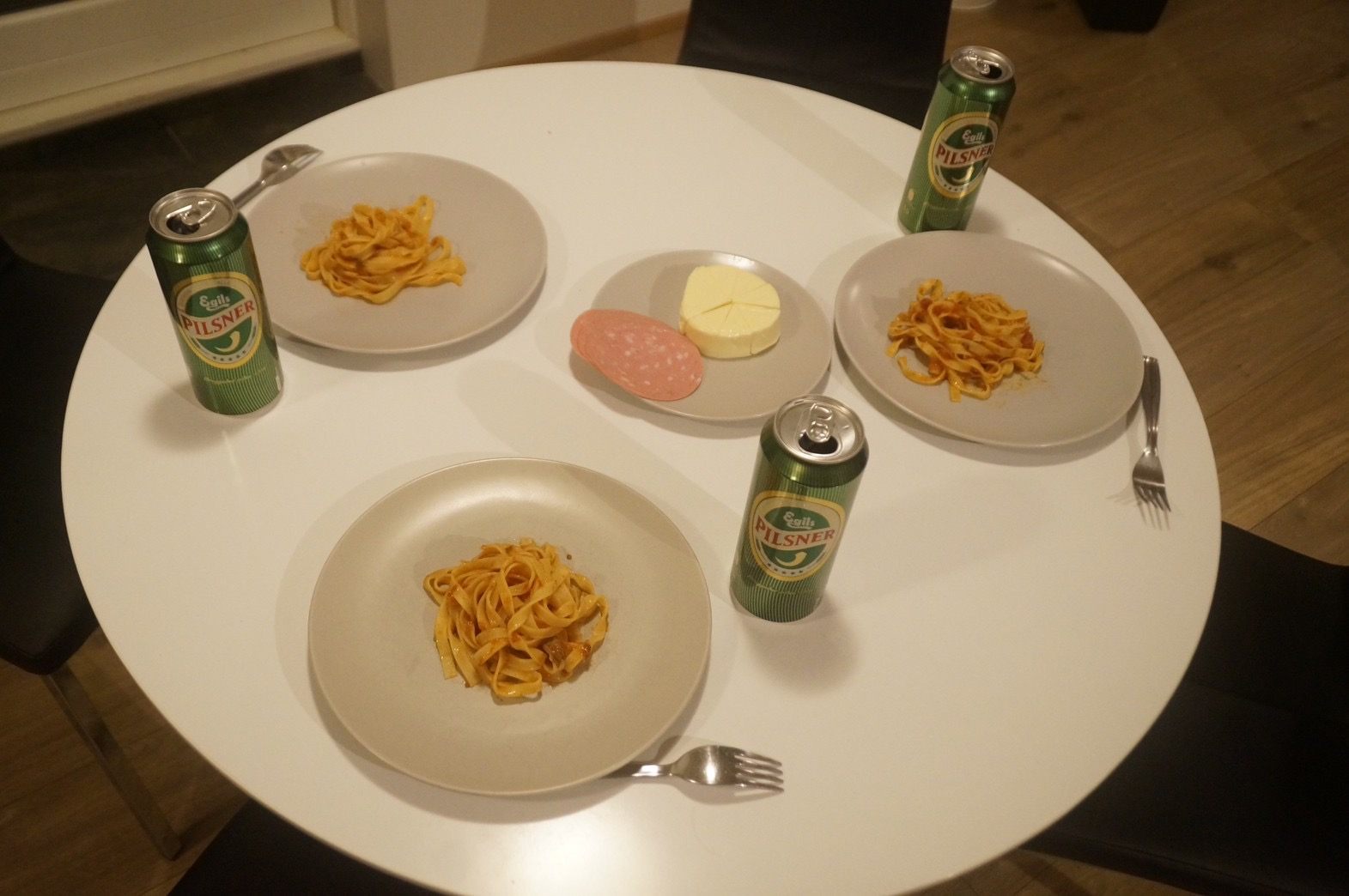 テーブルに並んだパスタとビール