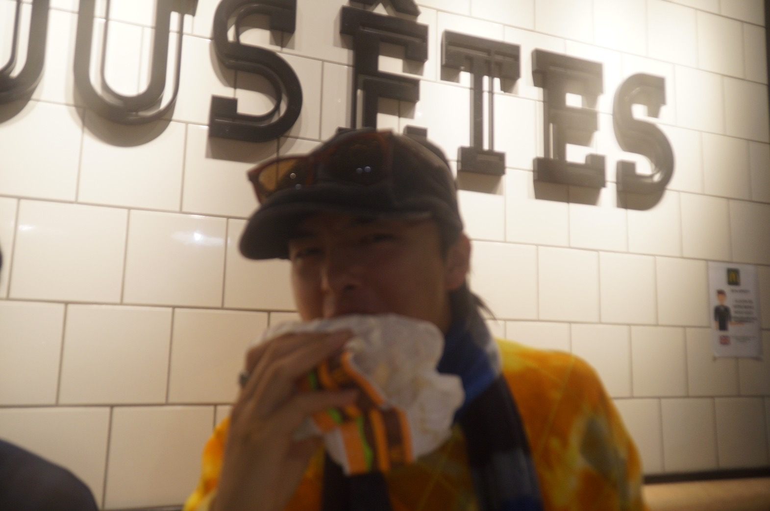 メトロの構内で頬張るハンバーガー