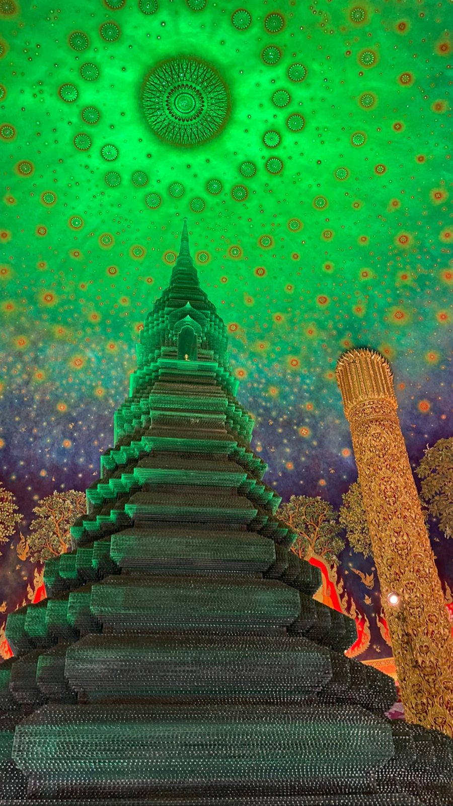 緑にライトアップされた寺院