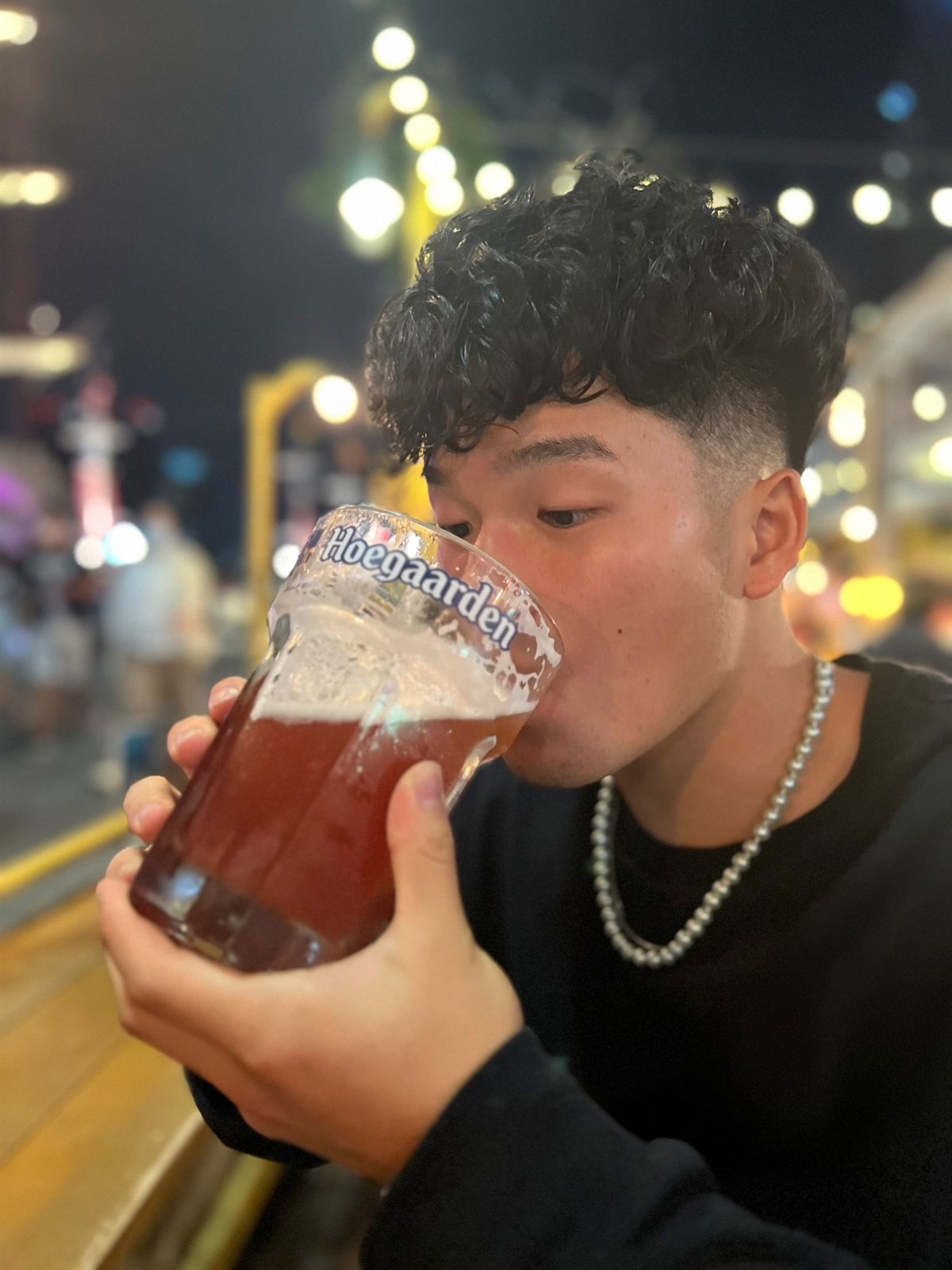 夜の屋台でビールを飲む
