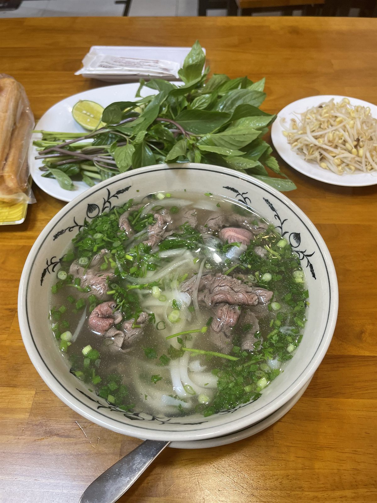 香草を添えた牛肉のフォー