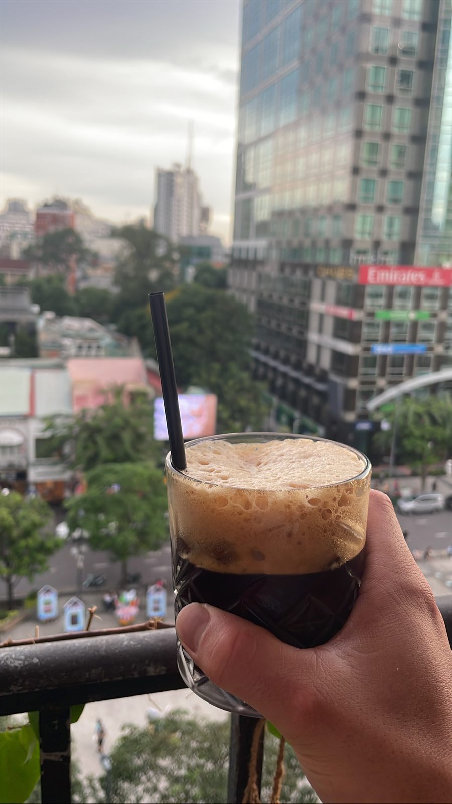 街を見下ろしながら飲むベトナムコーヒー